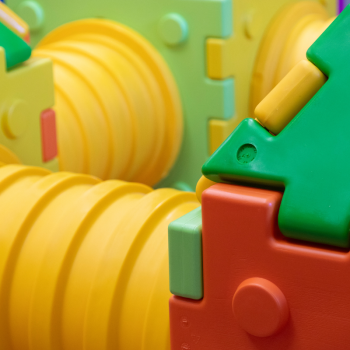 Castillo de juego modular con 4 casas y 4 túneles.