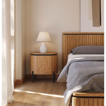 Mesita de noche de madera Licia LA FORMA