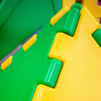 Modelo de juguete cúbico e- juego modular con 1 pequeño tobogán-escalera, 2 cubos y 1 casa.