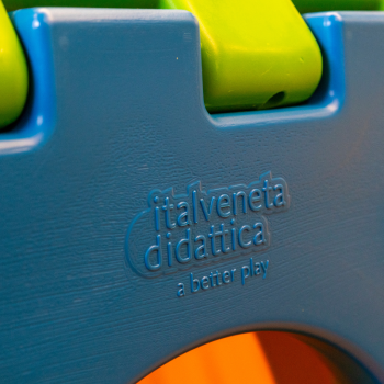 Modelo de juguete cúbico e- juego modular con 1 pequeño tobogán-escalera, 2 cubos y 1 casa.