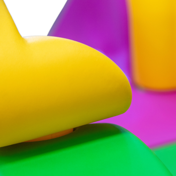 Modelo de juguete cúbico i2000 – juego modular con 1 tobogán grande y 2 casas.