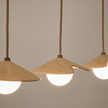 Lámpara de techo Wilara en chapa de roble con 3 cuentas de cristal ahumado blanco