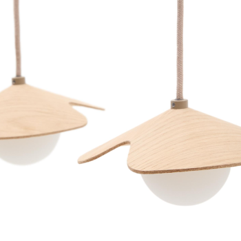 Lámpara de techo Wilara en chapa de roble con 3 cuentas de cristal ahumado blanco