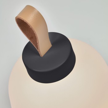 Lámpara de mesa Udiya en polietileno y metal.