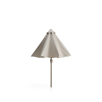Sombrilla Milna beige con mástil central y estructura de acero.