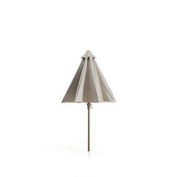 Sombrilla Milna beige con mástil central y estructura de acero.