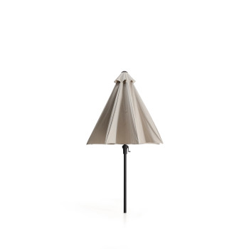 Sombrilla Milna beige con mástil central y estructura de acero.