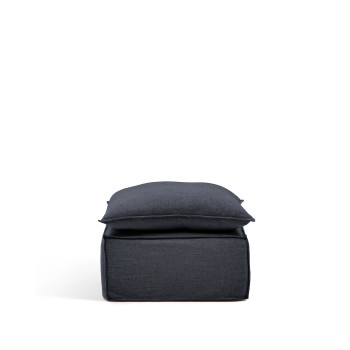 Taburete Anarela con funda extraíble y cojín de lino y viscosa gris oscuro de 80 x 80 cm. Crédito FSC Mix.