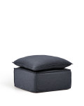 Taburete Anarela con funda extraíble y cojín de lino y viscosa gris oscuro de 80 x 80 cm. Crédito FSC Mix.