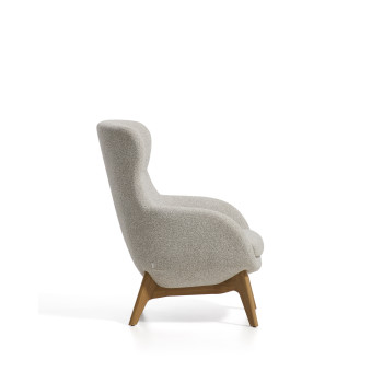 Sillón Adiran en chenilla gruesa color beige con patas de roble macizo en acabado natural.