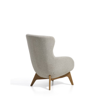 Sillón Adiran en chenilla gruesa color beige con patas de roble macizo con acabado natural.