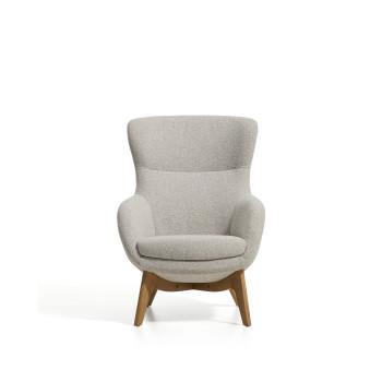 Sillón Adiran en chenilla gruesa color beige con patas de roble macizo con acabado natural.