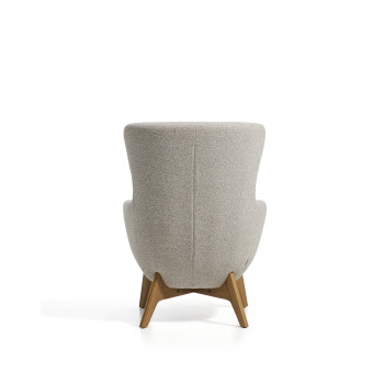 Sillón Adiran en chenilla gruesa color beige con patas de roble macizo con acabado natural.