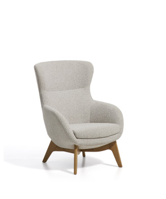 Sillón Adiran en chenilla gruesa color beige con patas de roble macizo con acabado natural.
