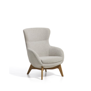 Sillón Adiran en chenilla gruesa color beige con patas de roble macizo con acabado natural.