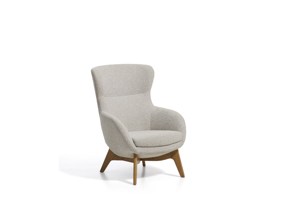 Sillón Adiran en chenilla gruesa color beige con patas de roble macizo con acabado natural.