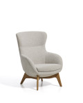 Sillón Adiran en chenilla gruesa color beige con patas de roble macizo con acabado natural.