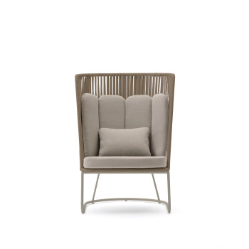Sillón de exterior Saconca de respaldo alto en cuerda beige y acero galvanizado.