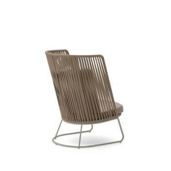 Sillón de exterior Saconca de respaldo alto en cuerda beige y acero galvanizado.