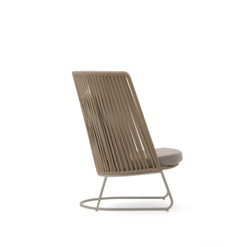 Sillón de exterior Saconca de respaldo alto en cuerda beige y acero galvanizado.