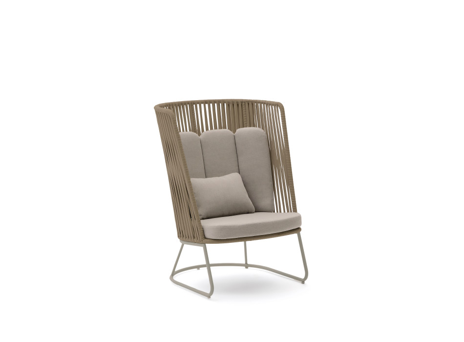 Sillón de exterior Saconca de respaldo alto en cuerda beige y acero galvanizado.