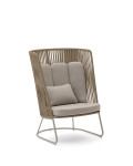 Sillón de exterior Saconca de respaldo alto en cuerda beige y acero galvanizado.
