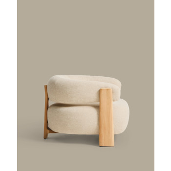 Sillón de exterior color beige granito con patas de madera maciza de teca 100% certificada FSC y acabado natural.