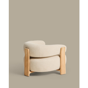 Sillón de exterior color beige granito con patas de madera maciza de teca 100% certificada FSC y acabado natural.