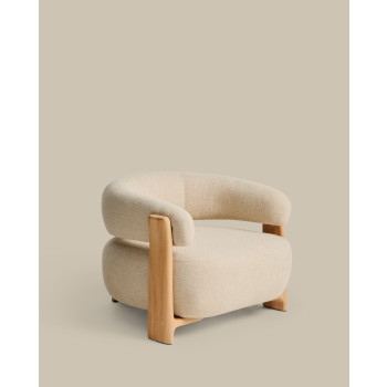 Sillón de exterior color beige granito con patas de madera maciza de teca 100% certificada FSC y acabado natural.