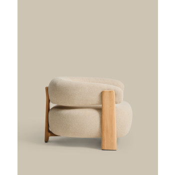 Sillón de exterior color beige granito con patas de madera maciza de teca 100% certificada FSC y acabado natural.