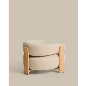 Sillón de exterior color beige granito con patas de madera maciza de teca 100% certificada FSC y acabado natural.