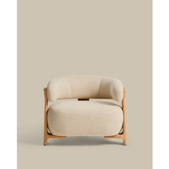 Sillón de exterior color beige granito con patas de madera maciza de teca 100% certificada FSC y acabado natural.