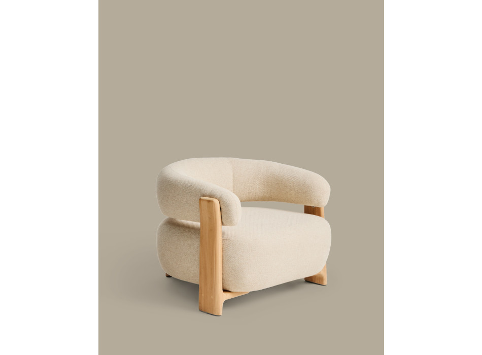 Sillón de exterior color beige granito con patas de madera maciza de teca 100% certificada FSC y acabado natural.