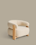 Sillón de exterior color beige granito con patas de madera maciza de teca 100% certificada FSC y acabado natural.