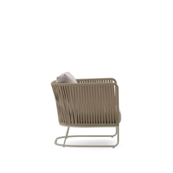 Sillón de exterior Saconca en cuerda beige y acero galvanizado.
