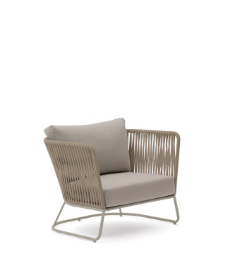 Sillón de exterior Saconca en cuerda beige y acero galvanizado.