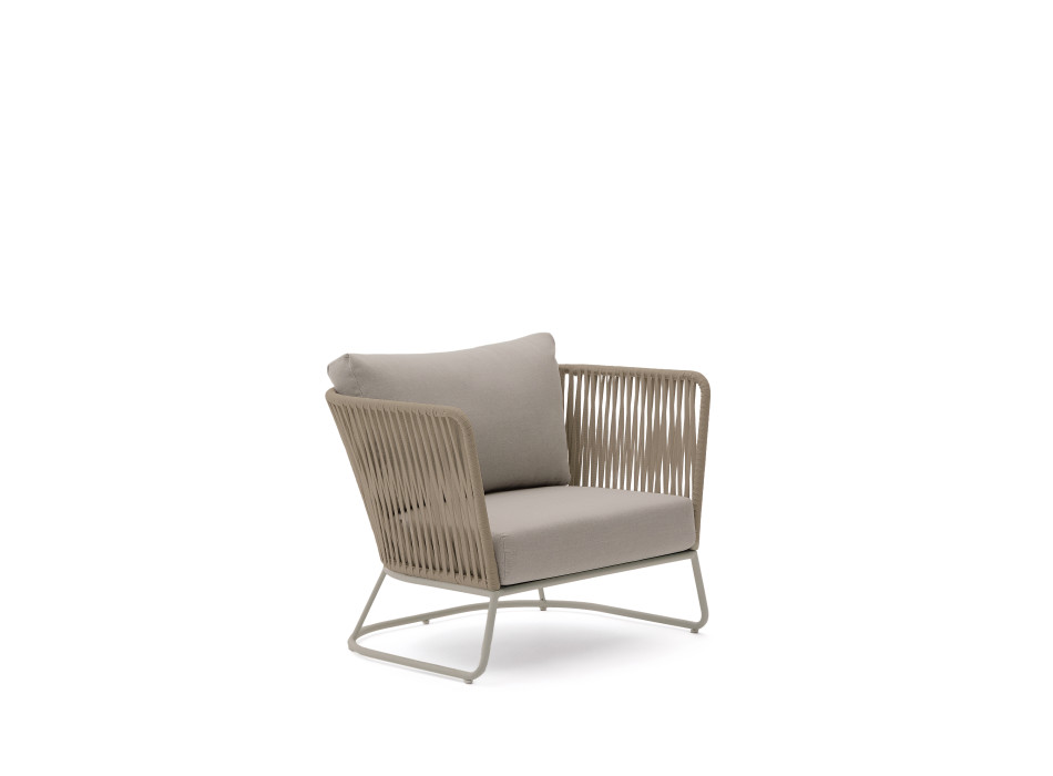 Sillón de exterior Saconca en cuerda beige y acero galvanizado.