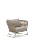 Sillón de exterior Saconca en cuerda beige y acero galvanizado.
