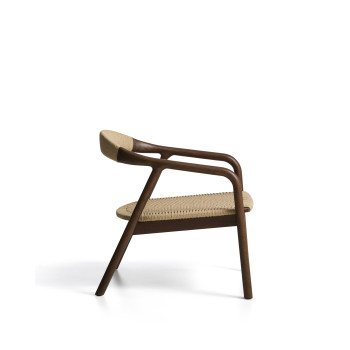 Sillón Derile en roble macizo con acabado en nogal y cordón de papel beige FSC Mix Credit