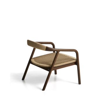 Sillón Derile en roble macizo con acabado en nogal y cordón de papel beige FSC Mix Credit
