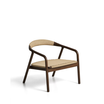 Sillón Derile en roble macizo con acabado en nogal y cordón de papel beige FSC Mix Credit