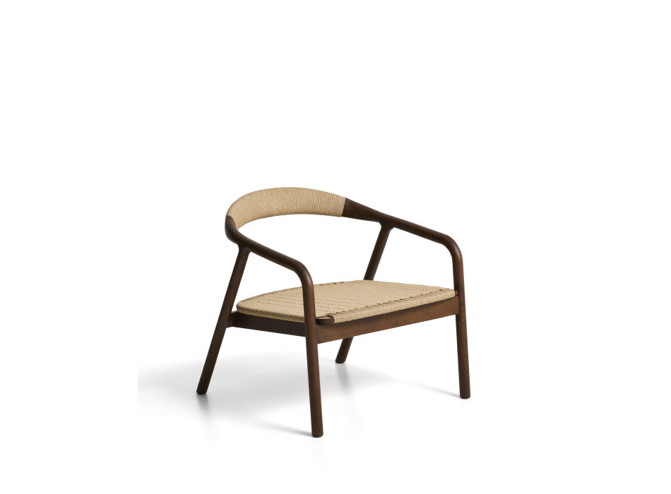 Sillón Derile en roble macizo con acabado en nogal y cordón de papel beige FSC Mix Credit