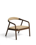 Sillón Derile en roble macizo con acabado en nogal y cordón de papel beige FSC Mix Credit