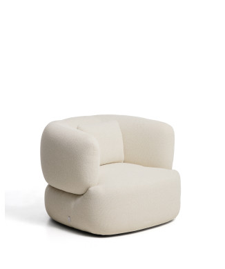 Sillón giratorio Martina con cojín de chenilla color crudo. Crédito FSC Mixto.