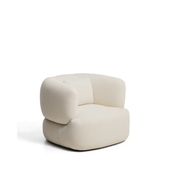 Sillón giratorio Martina con cojín de chenilla color crudo. Crédito FSC Mixto.