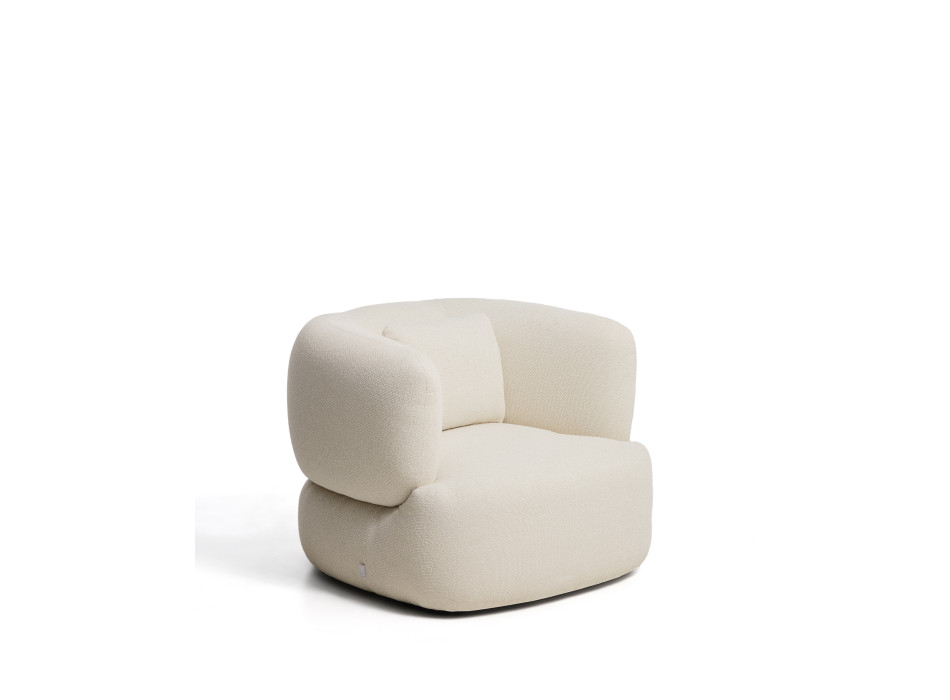 Sillón giratorio Martina con cojín de chenilla color crudo. Crédito FSC Mixto.
