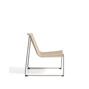Sillón apilable Tavari en cuerda sintética beige y acero inoxidable AISI 304 con efecto cepillado.
