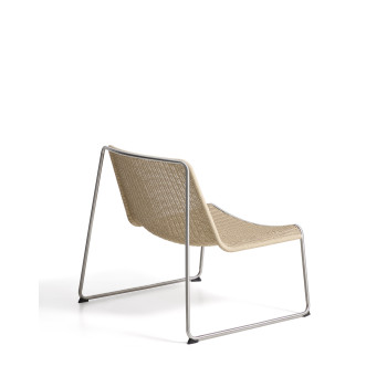 Sillón apilable Tavari en cuerda sintética beige y acero inoxidable AISI 304 con efecto cepillado.