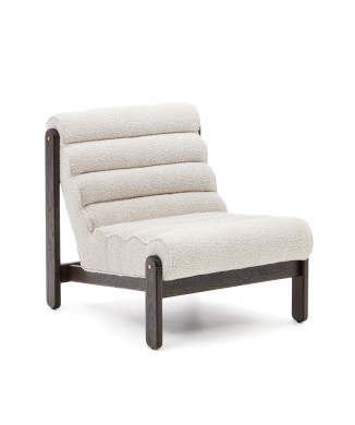 Sillón Magira de eco-shearling blanco y madera maciza de roble con acabado oscuro
