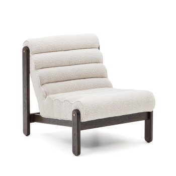 Sillón Magira de eco-shearling blanco y madera maciza de roble con acabado oscuro
